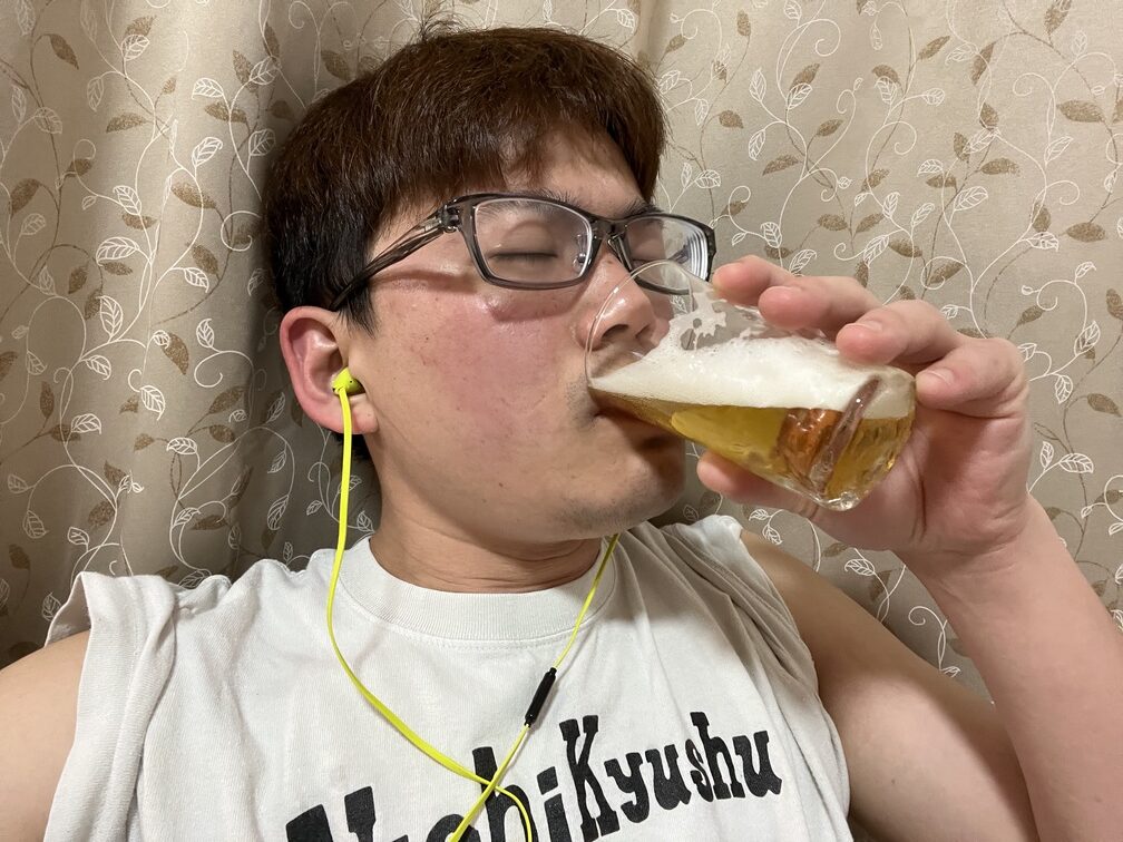 ビールを飲む30代男性